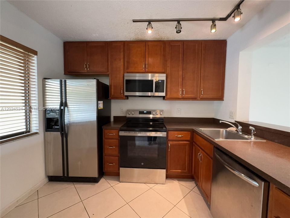 For Rent: $2,150 (2 beds, 2 baths, 950 Square Feet)