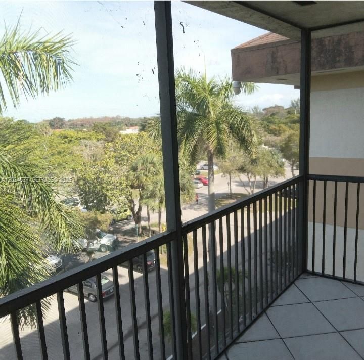 For Rent: $1,600 (1 beds, 1 baths, 833 Square Feet)