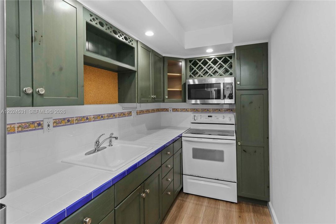 For Sale: $180,000 (1 beds, 1 baths, 720 Square Feet)