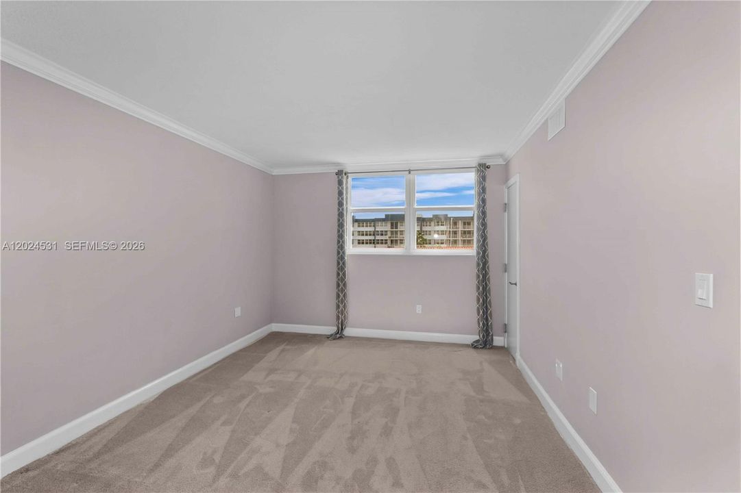 For Sale: $180,000 (1 beds, 1 baths, 720 Square Feet)