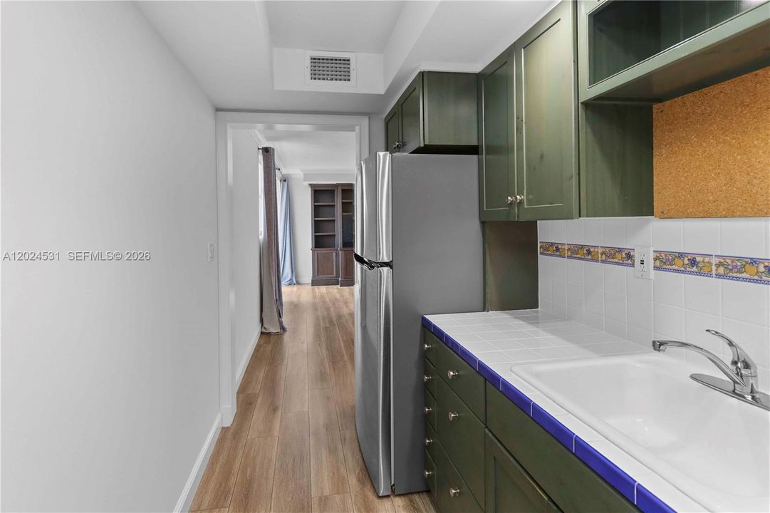 For Sale: $180,000 (1 beds, 1 baths, 720 Square Feet)