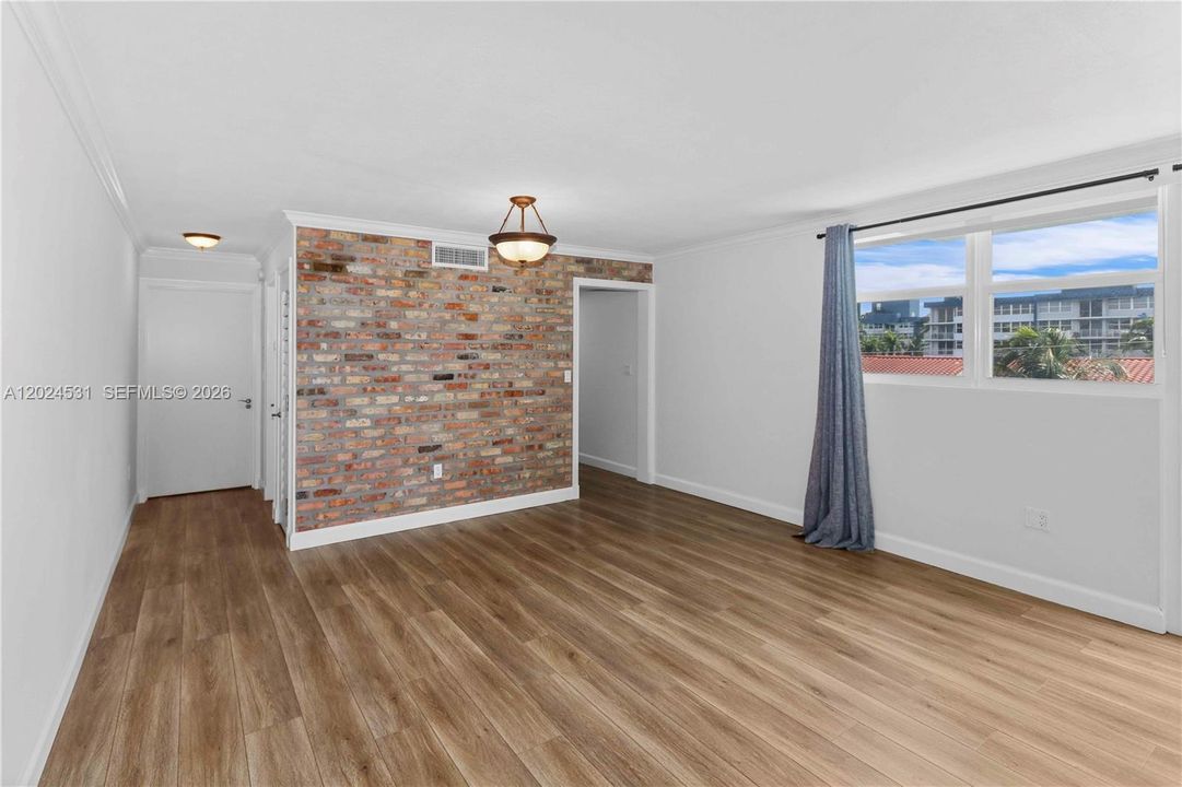 For Sale: $180,000 (1 beds, 1 baths, 720 Square Feet)