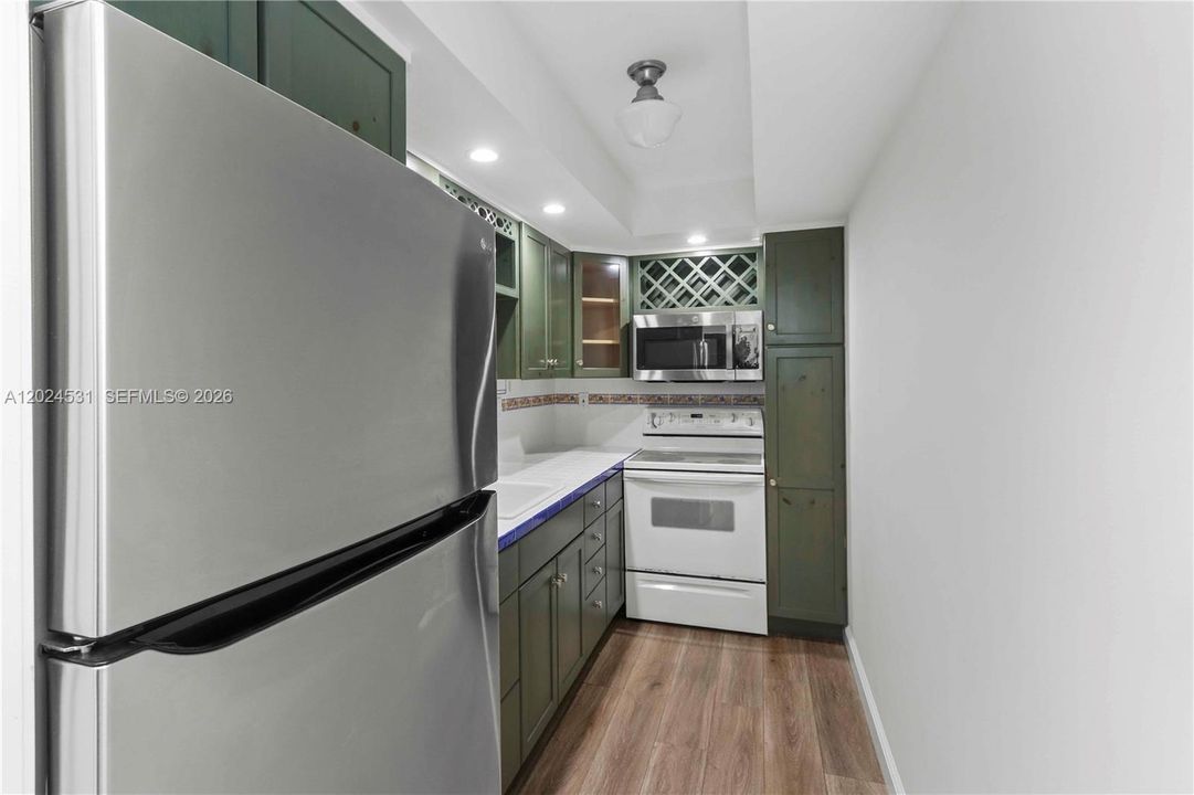 For Sale: $180,000 (1 beds, 1 baths, 720 Square Feet)