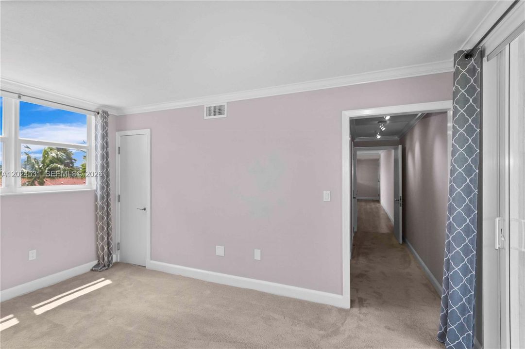For Sale: $180,000 (1 beds, 1 baths, 720 Square Feet)