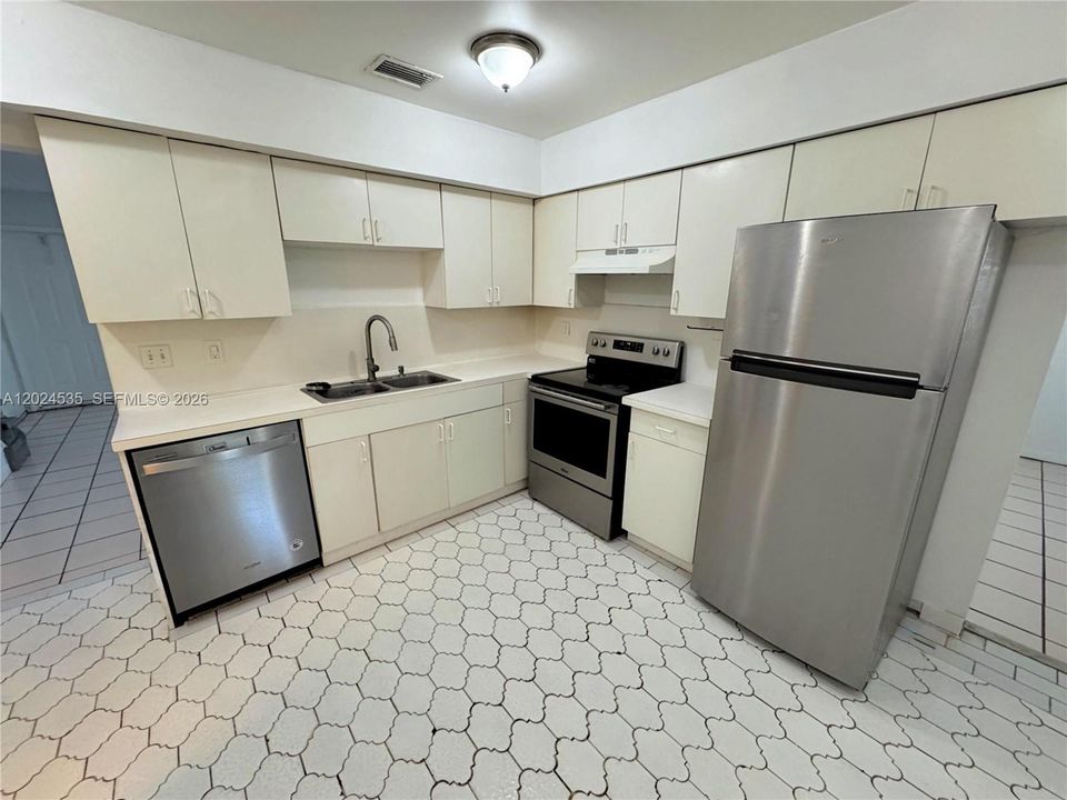 For Rent: $2,395 (3 beds, 2 baths, 1572 Square Feet)