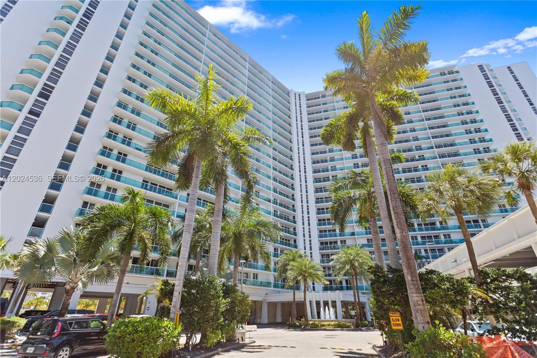 Active With Contract: $2,700 (2 beds, 2 baths, 1357 Square Feet)