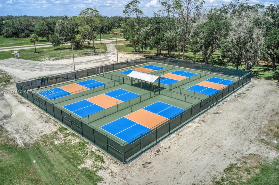 На продажу: $40,000 (0.39 acres)