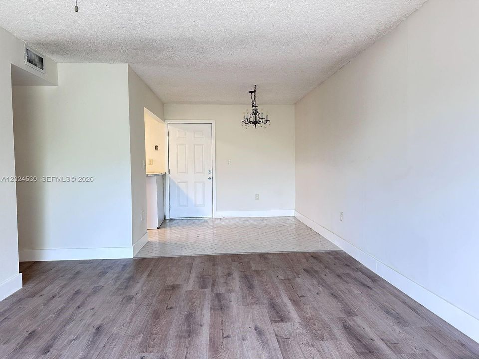 For Rent: $1,999 (2 beds, 2 baths, 880 Square Feet)