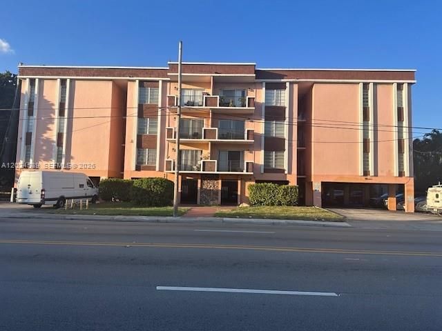 For Rent: $1,999 (2 beds, 2 baths, 880 Square Feet)