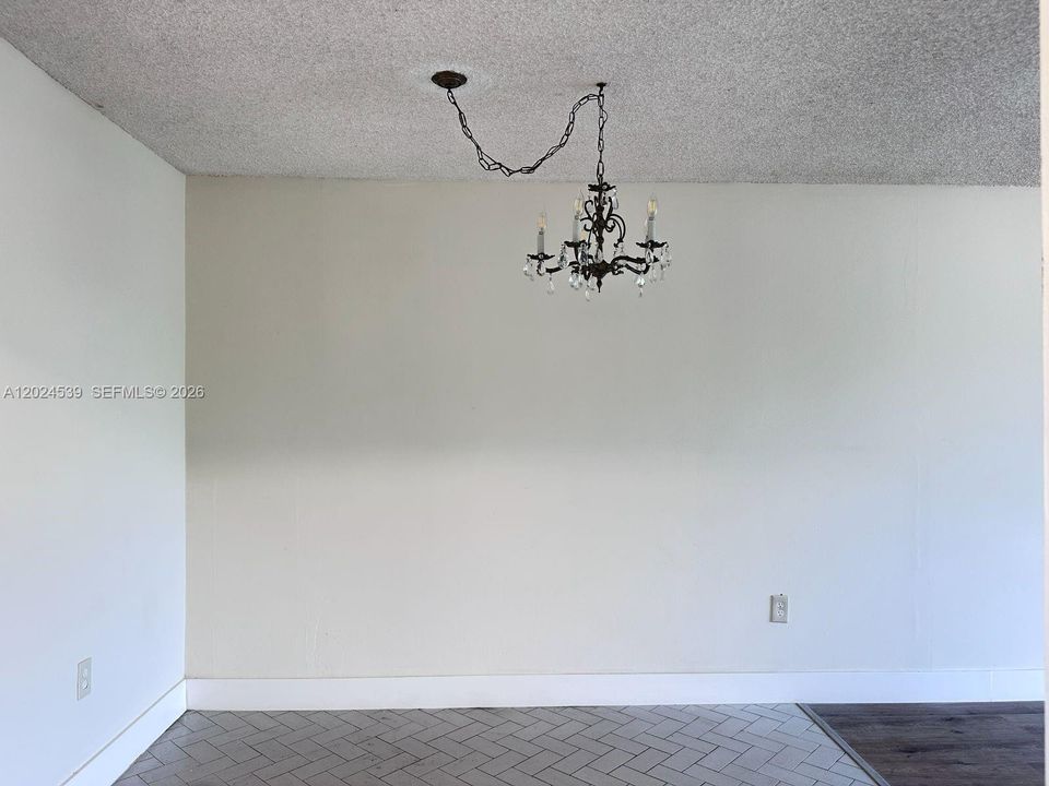 For Rent: $1,999 (2 beds, 2 baths, 880 Square Feet)