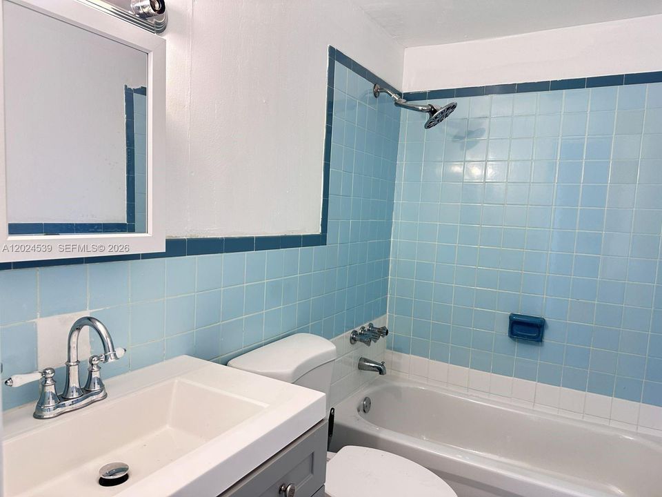 For Rent: $1,999 (2 beds, 2 baths, 880 Square Feet)