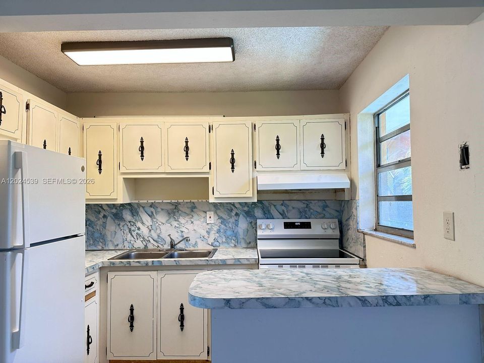 For Rent: $1,999 (2 beds, 2 baths, 880 Square Feet)