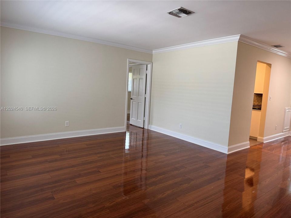 Activo con contrato: $3,650 (3 camas, 2 baños, 1465 Pies cuadrados)