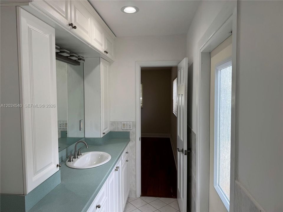 Activo con contrato: $3,650 (3 camas, 2 baños, 1465 Pies cuadrados)