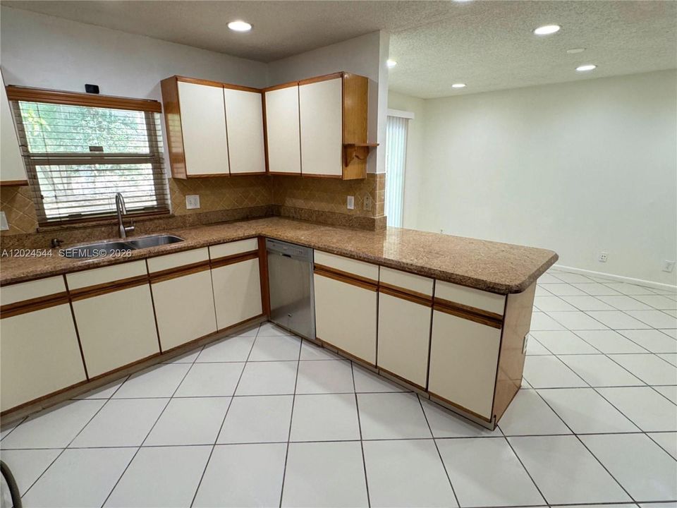 For Rent: $3,495 (3 beds, 2 baths, 1609 Square Feet)