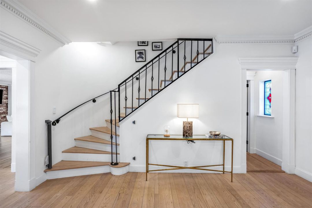 FOYER_STRAIGHT_EB