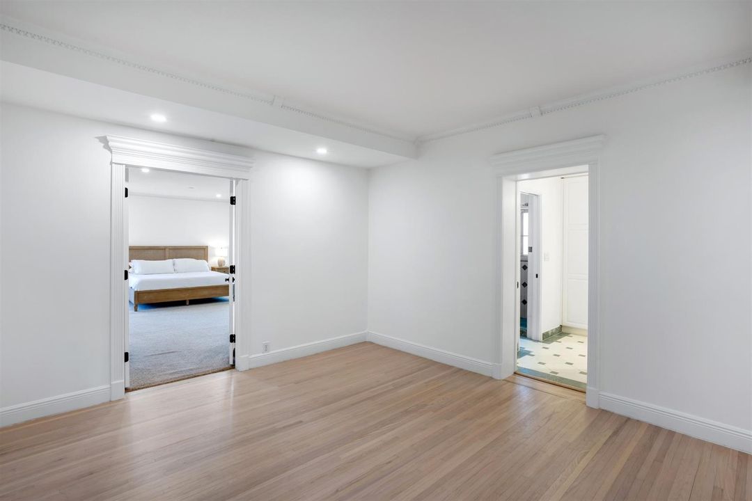 PRIMARY_BEDROOM_FOYER_EB