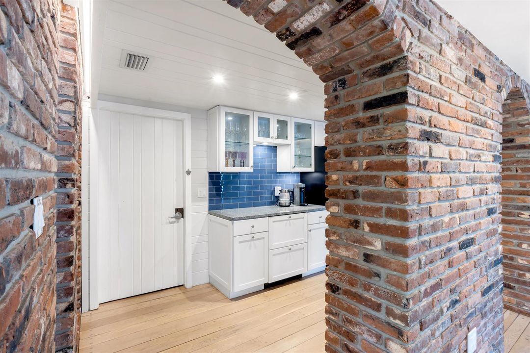 BUTLER_PANTRY_LEFT_EB