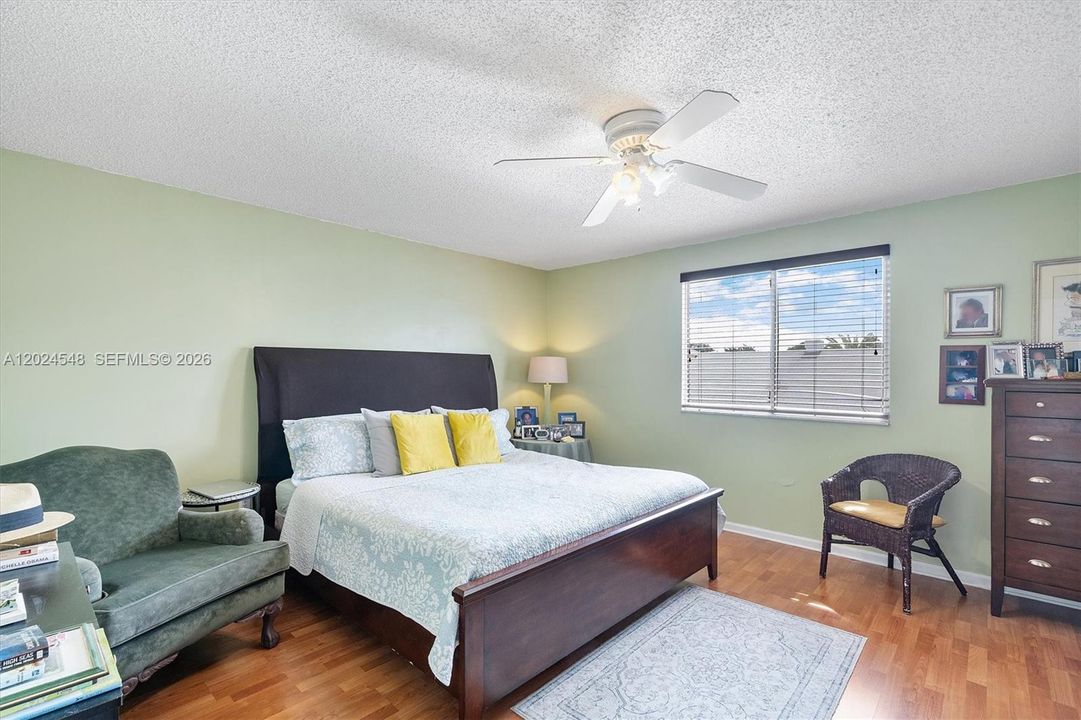 En Venta: $569,900 (3 camas, 2 baños, 1624 Pies cuadrados)