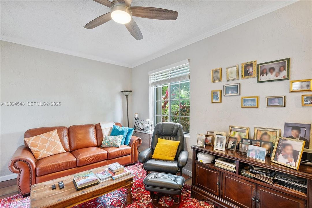 En Venta: $569,900 (3 camas, 2 baños, 1624 Pies cuadrados)