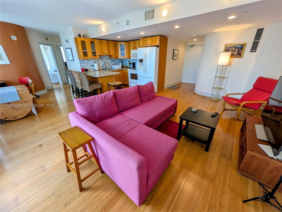На продажу: $197,000 (1 спален, 1 ванн, 818 Квадратных фут)