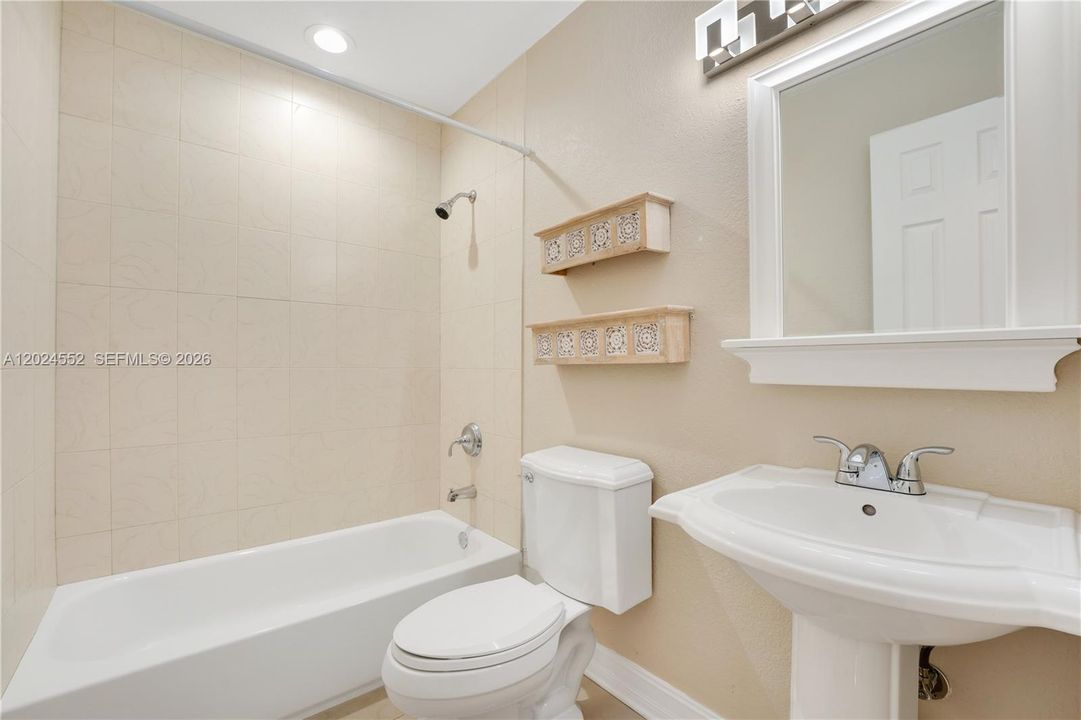 В аренду: $3,900 (2 спален, 2 ванн, 1560 Квадратных фут)