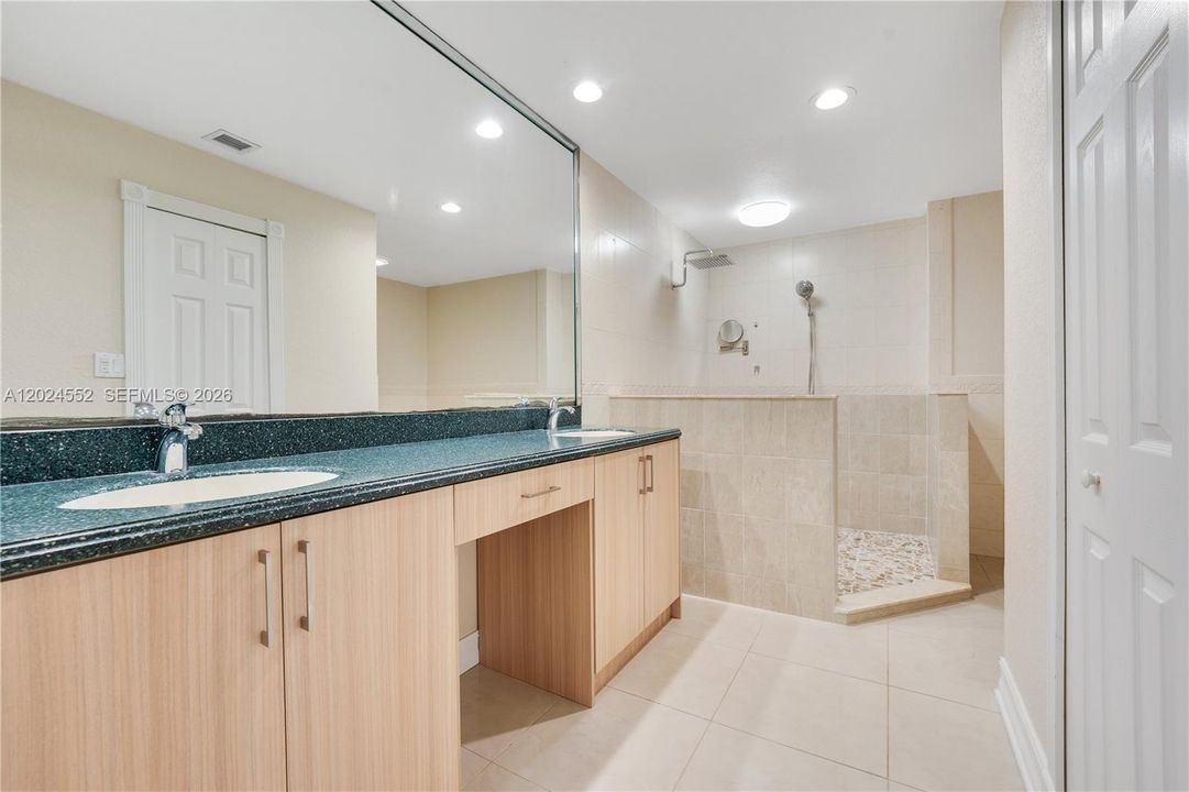 В аренду: $3,900 (2 спален, 2 ванн, 1560 Квадратных фут)