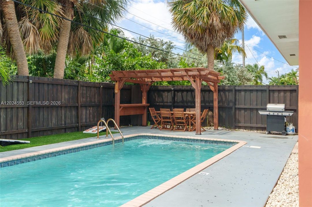 For Sale: $845,000 (3 beds, 2 baths, 1582 Square Feet)