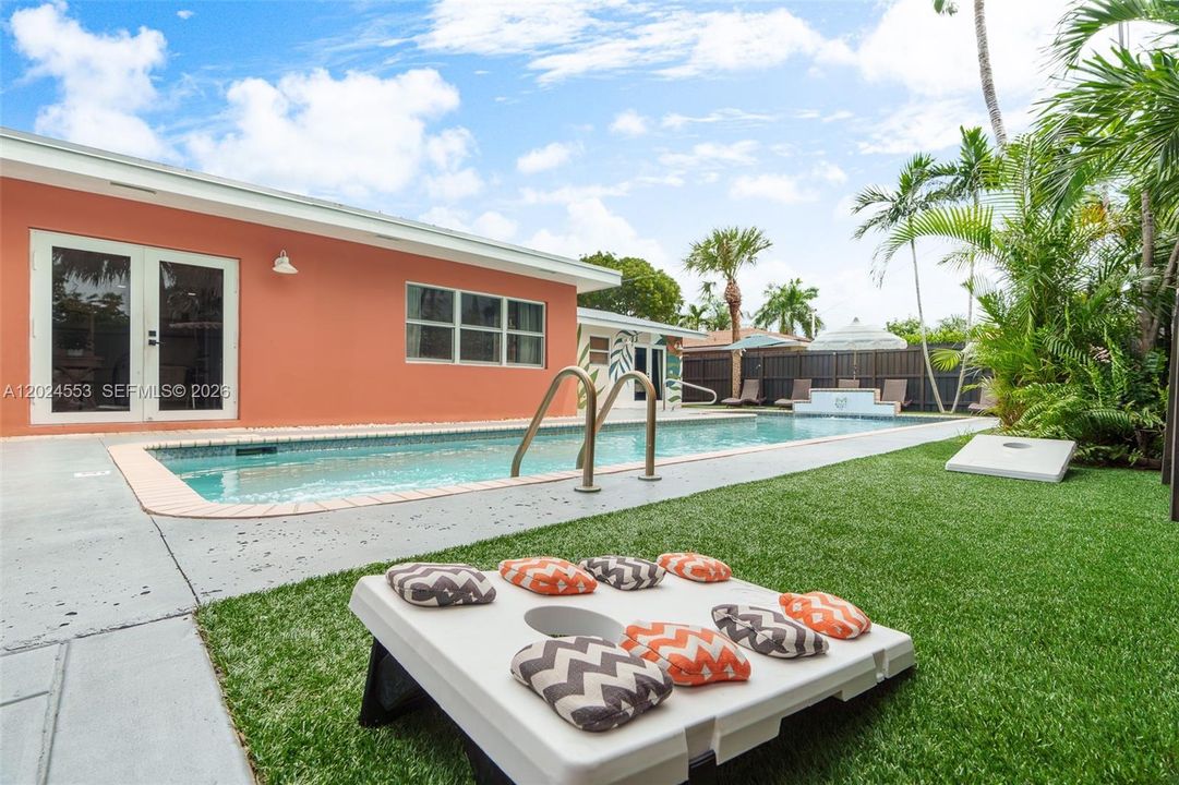 For Sale: $845,000 (3 beds, 2 baths, 1582 Square Feet)