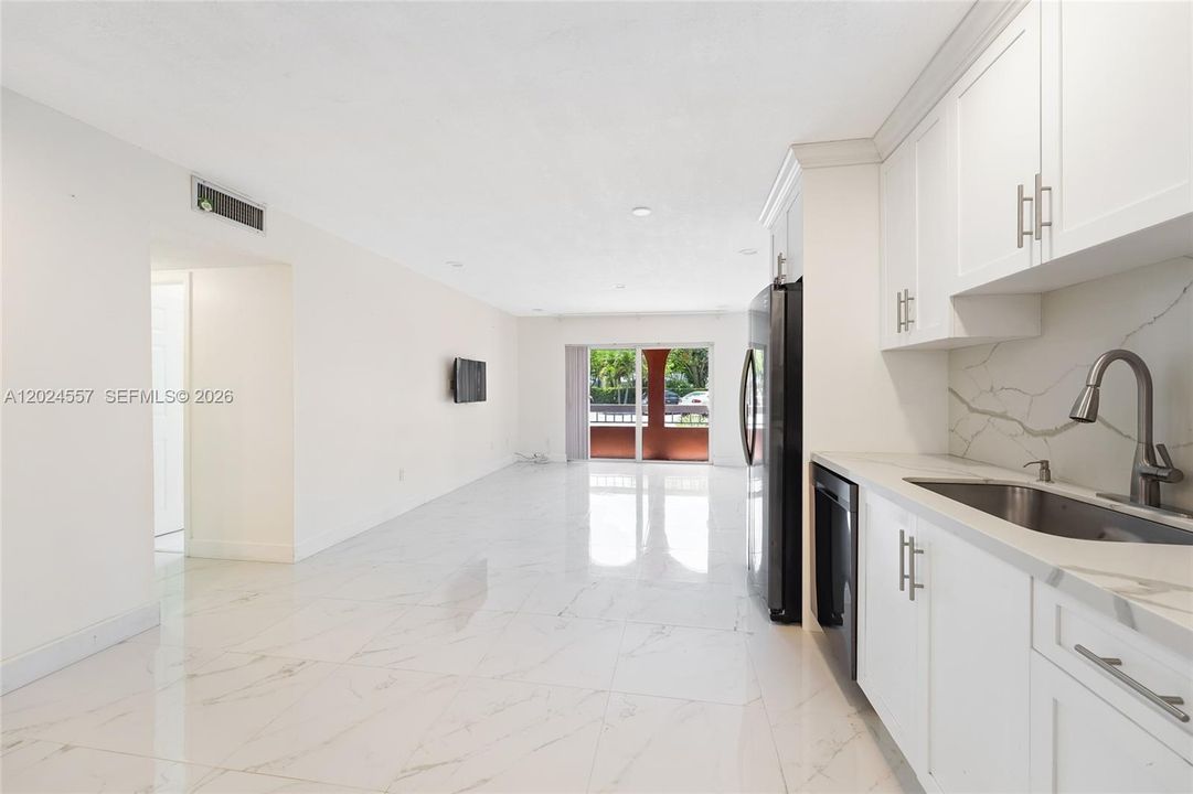 For Rent: $2,150 (2 beds, 1 baths, 804 Square Feet)