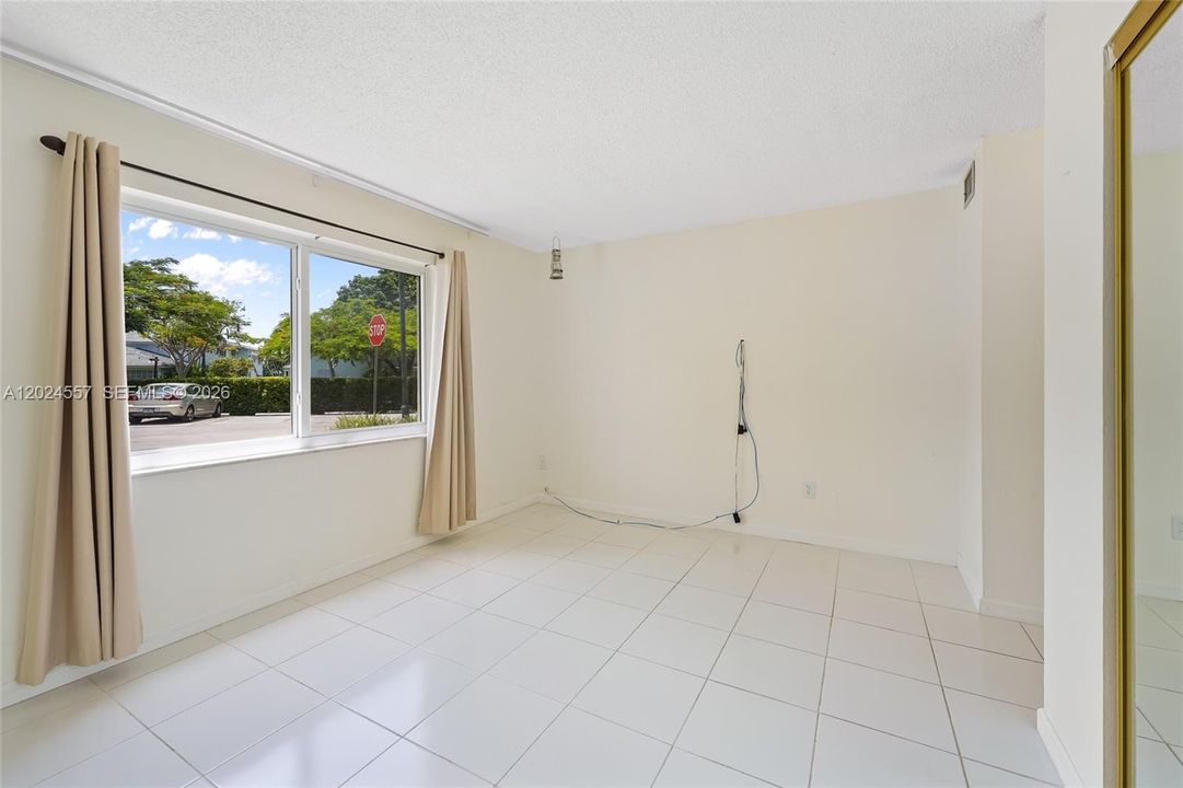 For Rent: $2,150 (2 beds, 1 baths, 804 Square Feet)