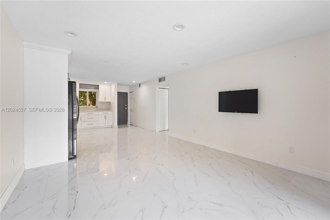 For Rent: $2,150 (2 beds, 1 baths, 804 Square Feet)