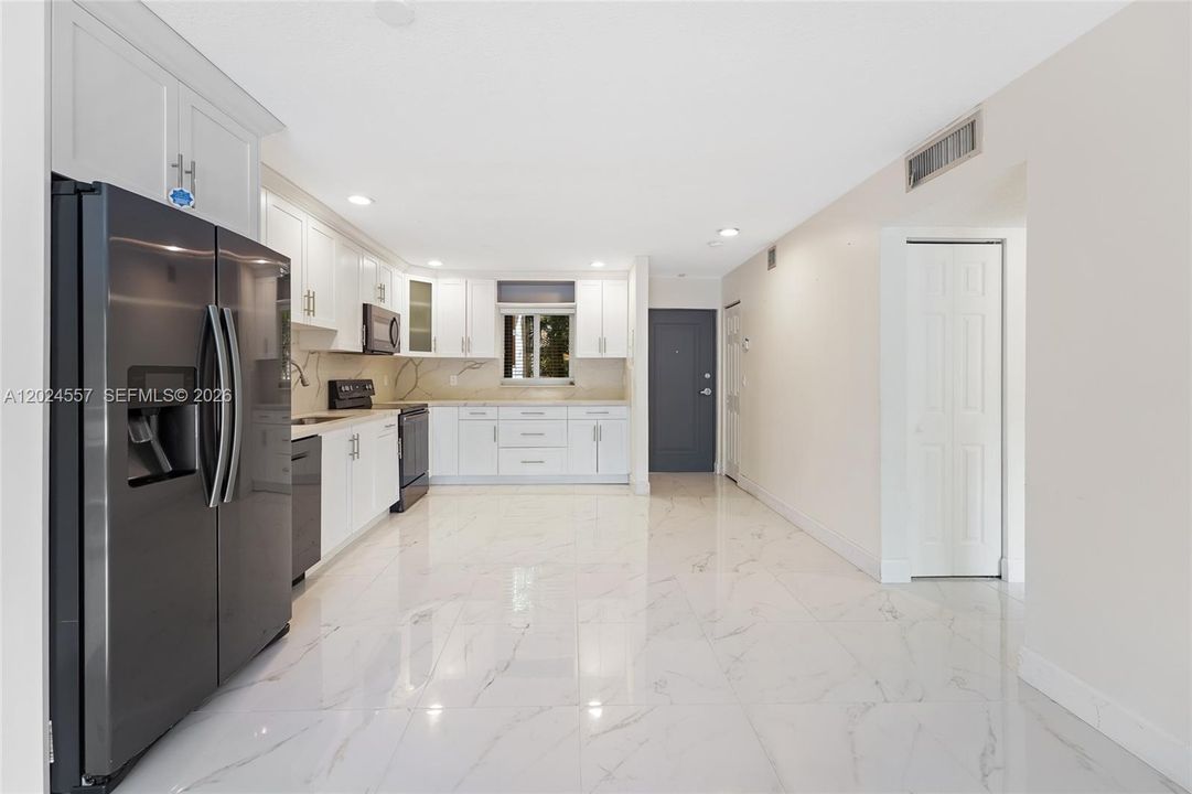 For Rent: $2,150 (2 beds, 1 baths, 804 Square Feet)
