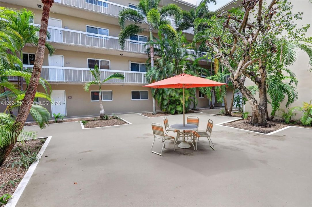 For Rent: $2,150 (2 beds, 1 baths, 804 Square Feet)