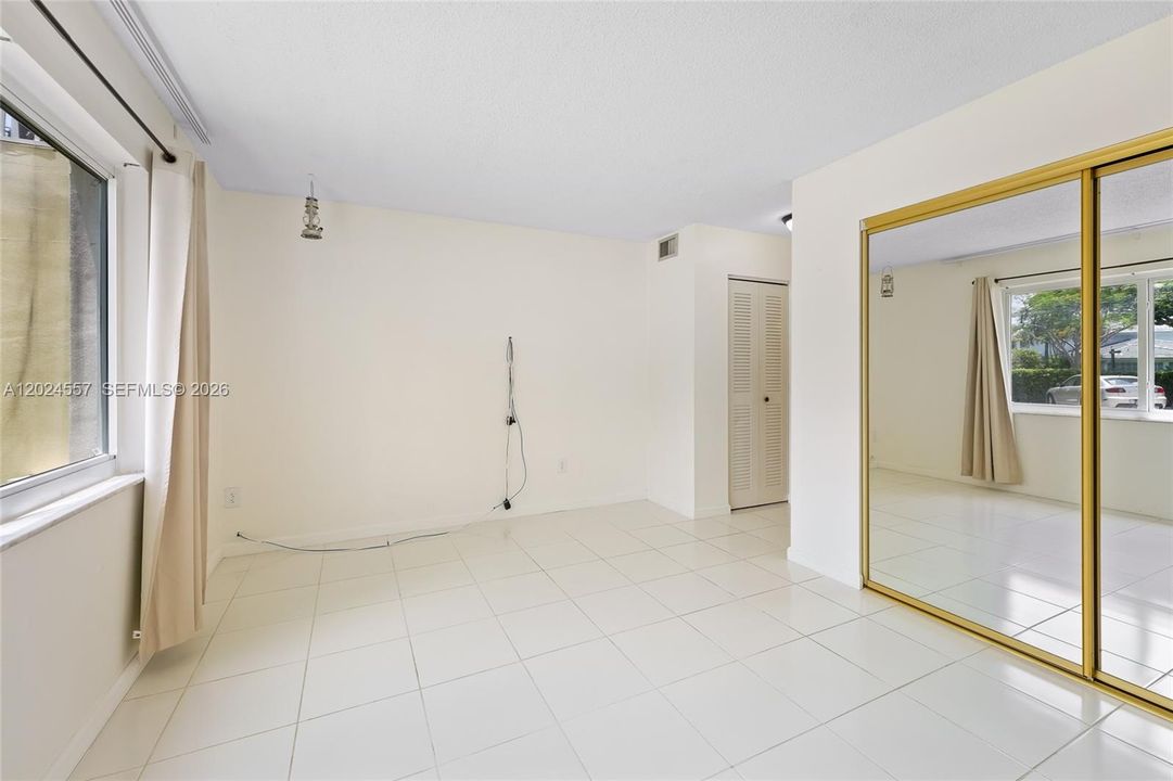 For Rent: $2,150 (2 beds, 1 baths, 804 Square Feet)
