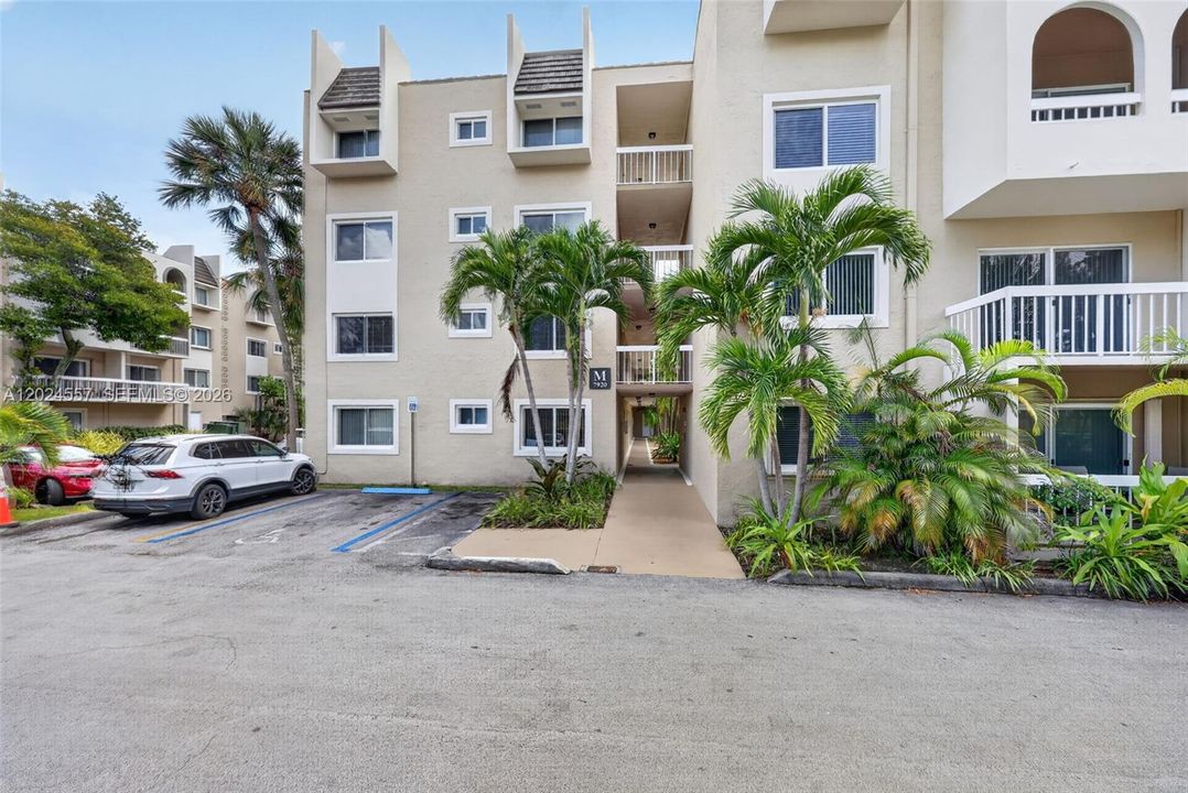 For Rent: $2,150 (2 beds, 1 baths, 804 Square Feet)