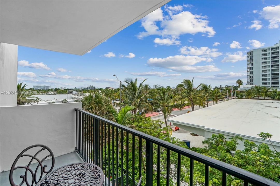 For Sale: $640,000 (2 beds, 2 baths, 1024 Square Feet)