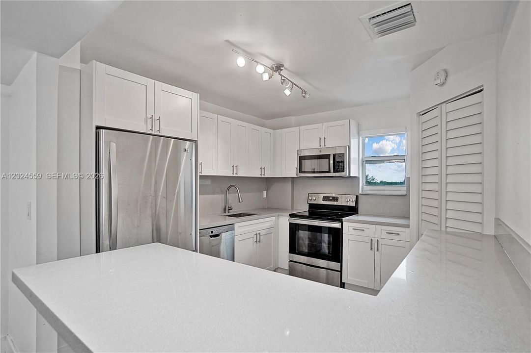For Sale: $675,000 (2 beds, 2 baths, 1024 Square Feet)