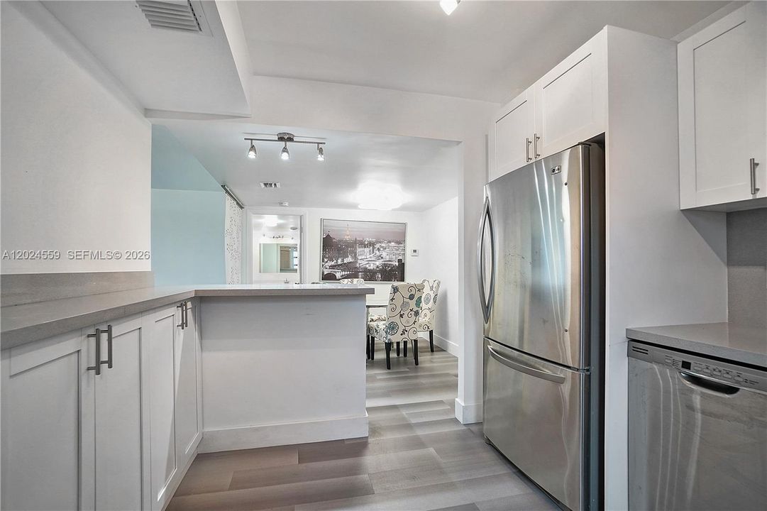 For Sale: $675,000 (2 beds, 2 baths, 1024 Square Feet)