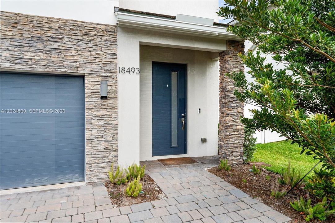 For Sale: $850,000 (4 beds, 3 baths, 2528 Square Feet)