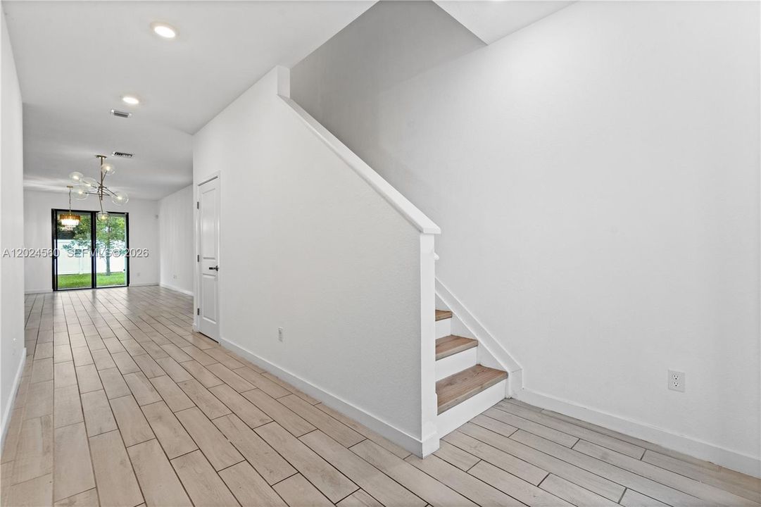 For Sale: $850,000 (4 beds, 3 baths, 2528 Square Feet)