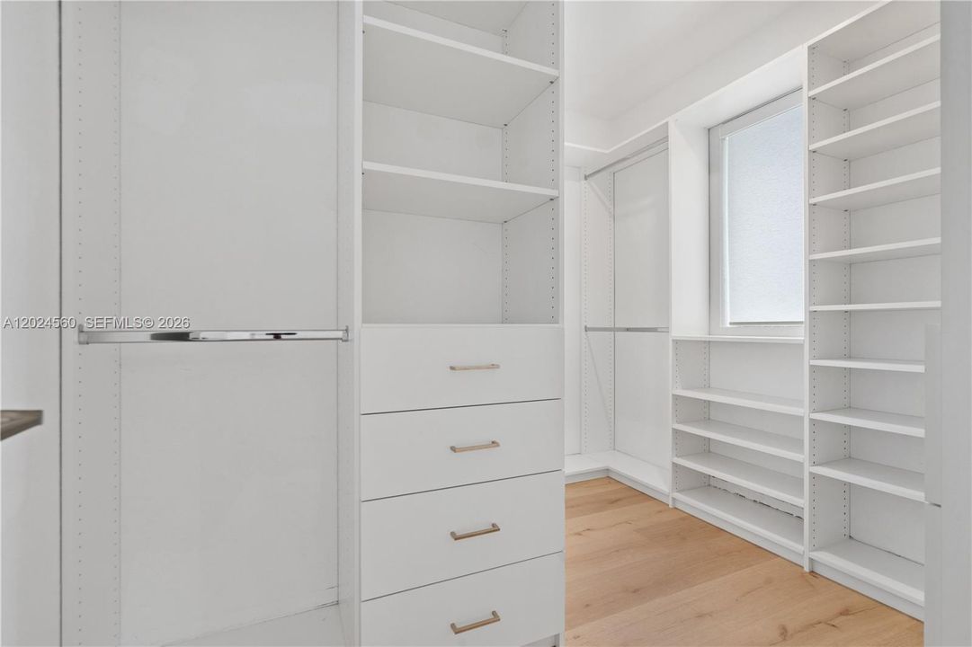 For Sale: $850,000 (4 beds, 3 baths, 2528 Square Feet)