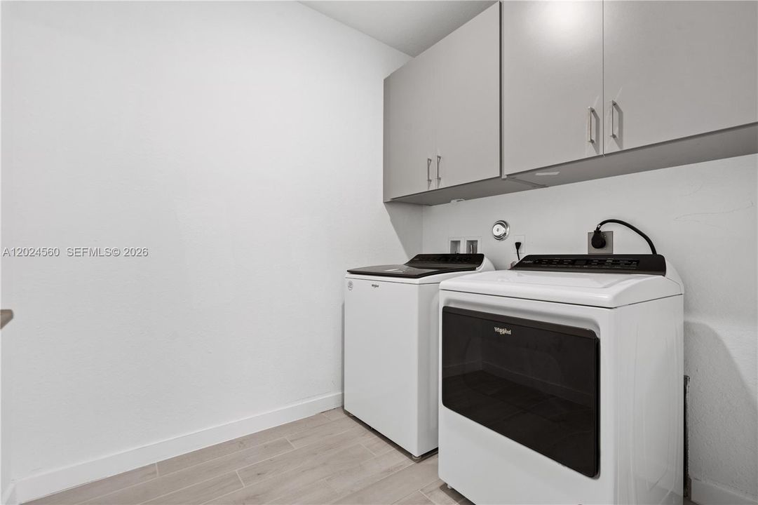 For Sale: $850,000 (4 beds, 3 baths, 2528 Square Feet)