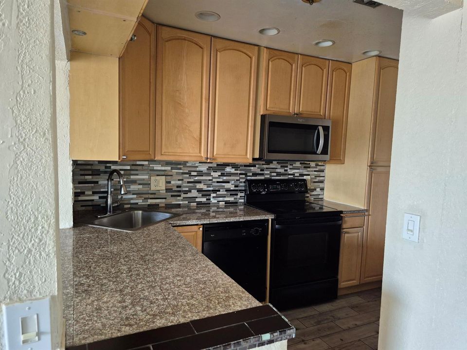 10039 Winding- Kitchen