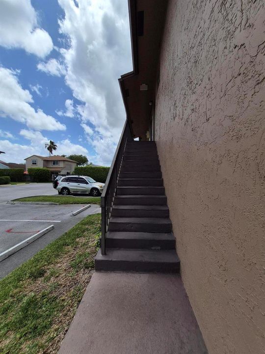 10039 Winding- Exterior Stairs