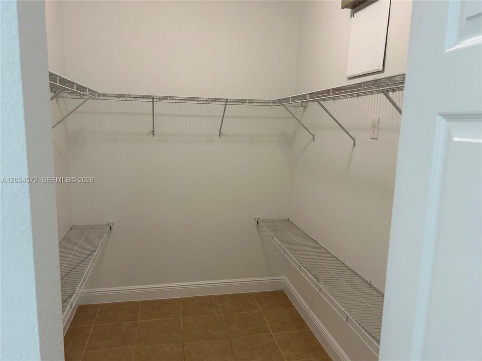 Active With Contract: $3,450 (3 beds, 3 baths, 1817 Square Feet)