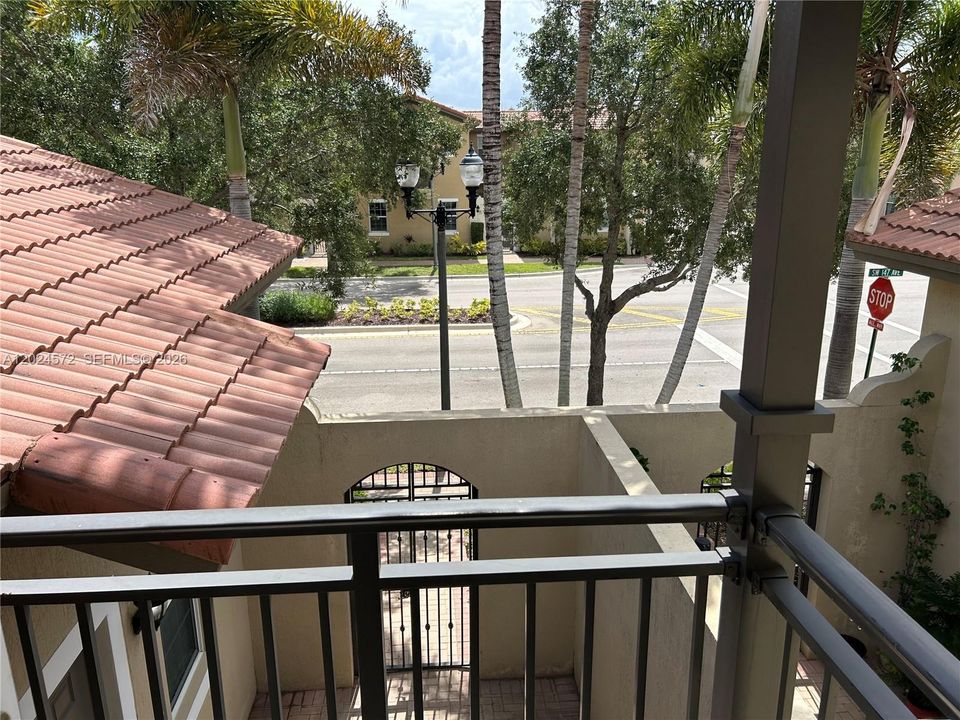 Active With Contract: $3,450 (3 beds, 3 baths, 1817 Square Feet)