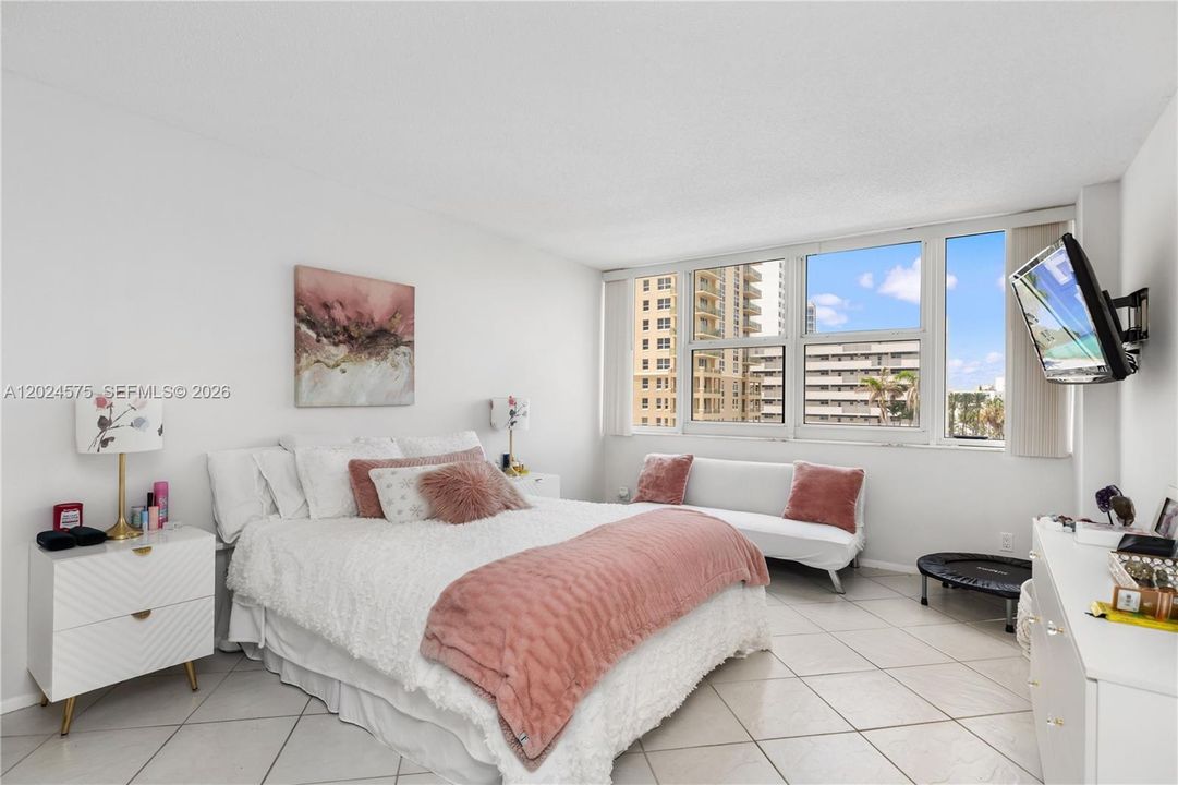 For Rent: $3,000 (2 beds, 2 baths, 1312 Square Feet)