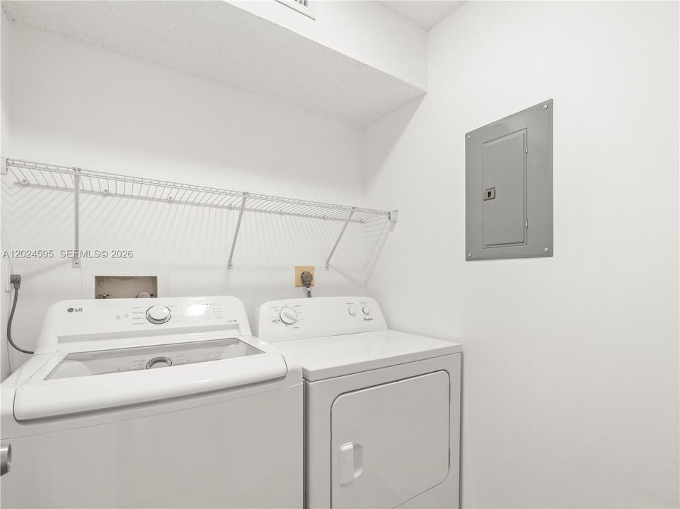 For Sale: $275,000 (2 beds, 2 baths, 1500 Square Feet)