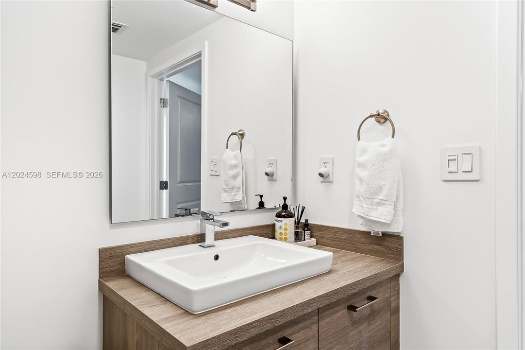 For Sale: $1,197,000 (2 beds, 3 baths, 1710 Square Feet)